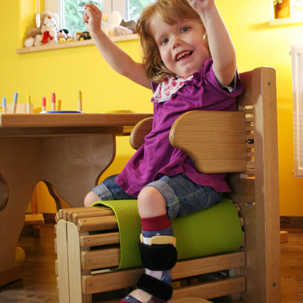 Leo Sitzhilfe Therapiestuhl_Kreativ_in_Holz FiNiFuchs Leo Sitzhilfe Therapiestuhl_Kreativ_in_Holz FiNiFuchs