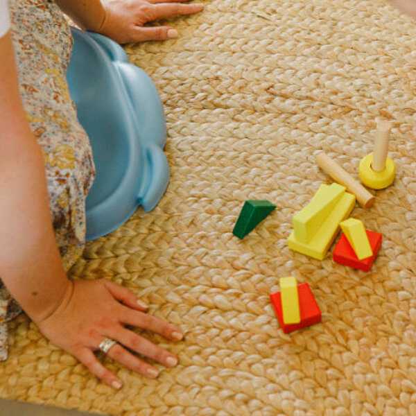 Sitzhilfe Kinder Behinderung Knieschutz Bumbo booster seat FiNiFuchs Sitze unterwegs