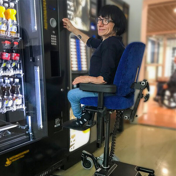 Indoor Elektrorollstuhl REAL 6100 PLUS EL mit elektrischer Sitzhöhenverstellung