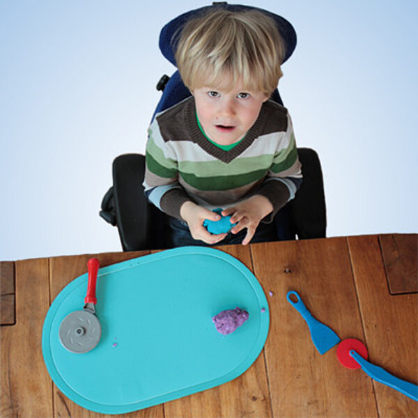 Therapiestuhl mit EVI Untergestell Sitzhöhenverstellung per Gasfeder Kinder mit Behinderung Therapiestuhl FiNiFuchs