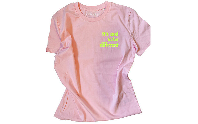 It s cool to be different  T-Shirt  22Shari