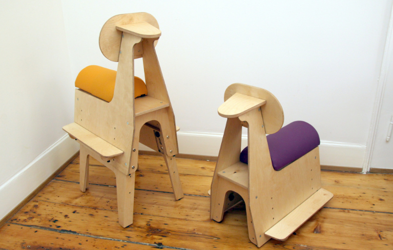 Rueckwaertsreiter-finiFuchs-kindertherapiestuhl