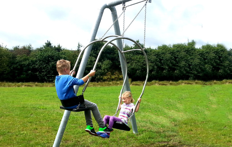 Doppelschaukel Emsland Spiel und Freizeitgeraete barrierefrei inklusic FiNiFuchs